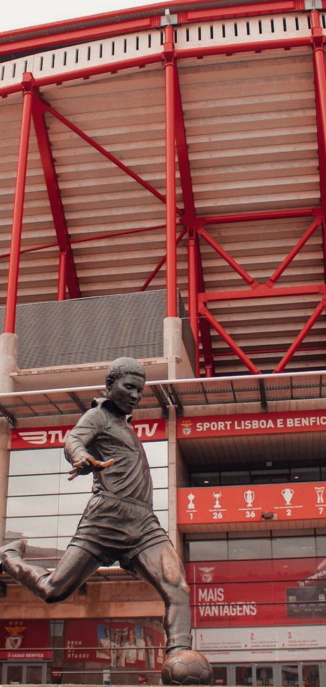 Benfica Aesthetic, Wallpaper Benfica, Benfica Wallpaper, Football Stadiums, World Football, Red Star, Couple Aesthetic, Instagram Pictures, Liverpool