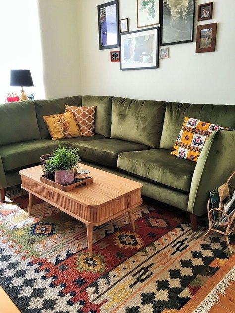 Green Couches, Romantic Apartment, Bohemian Living Room Rugs, Bohemian Living Room Decor, Bohemian Interior Design, Bohemian Living Rooms, Bohemian Living, Vintage Living Room, Bohemian Living Room