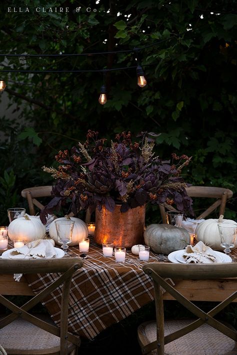 Simple ideas for creating a cozy and inviting outdoor (or indoor) fall tablescape with rich warm colors, soft candlelight ambiance, and delicious food. Thanksgiving Decorations Outdoor, Food Fall, Fall Dinner Party, Fall Decor Inspiration, Fall Entertaining, Autumn Table, Holiday Tablescapes, Fall Tablescapes, Table Scapes