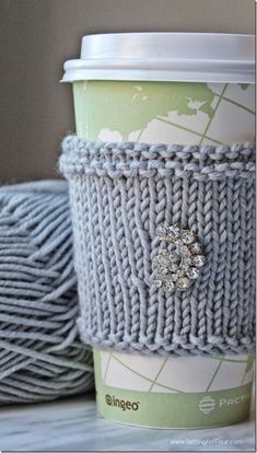 Knit Cup Cozy, Cozy Diy, Cup Cozy Pattern, Garden Diy Ideas, Cozy Pattern, Cup Cozy, Knitted Wit, How To Purl Knit, Diy Knitting