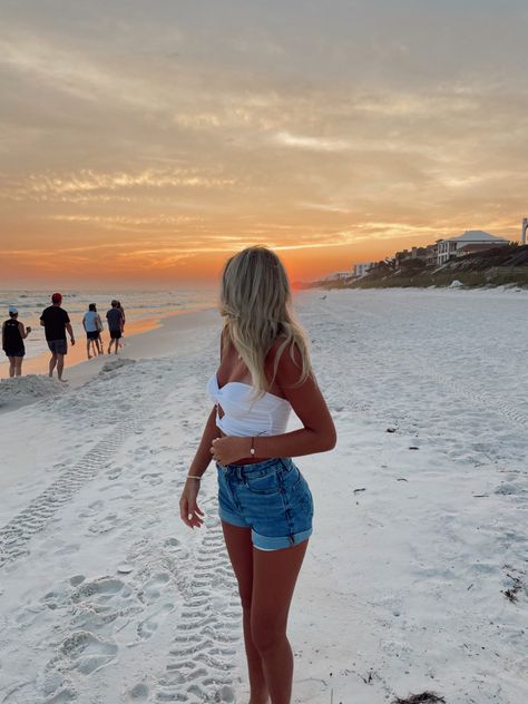 Beachy Insta Pics, 30a Pictures, Cute Beach Pictures By Yourself, Cute Summer Poses, Cute Beach Fits, Beach Instagram Photos, Cute Insta Poses, Spring Break Clothes, Hawaii Fits