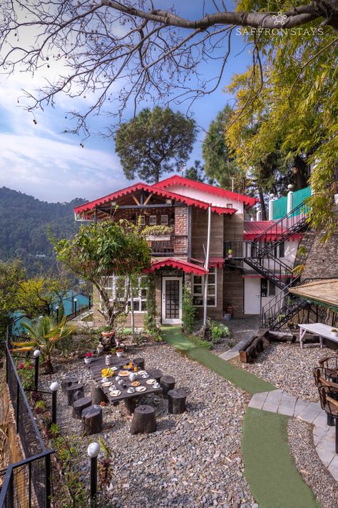 Image of a home surrounded by hills in Bhimtal Indian Mountain House, Himachal House, Homestay Design Ideas, Small Village House Design, Old Indian Houses, Small Mountain Homes, Homestay Ideas, Beautiful Indian Homes, Bakery Shop Interior