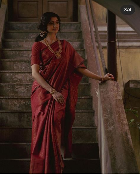 Red Saree Aesthetic Vintage, Indian Women Aesthetic Outfits, South Indian Bride Aesthetic, Vintage Saree Photoshoot, Vintage Indian Aesthetic, Aesthetic Potrait, South Indian Aesthetic, Tamil Aesthetic, Bengali Aesthetic