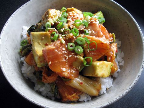 Salmon And Kimchi, Salmon Kimchi Bowl, Salmon Kimchi, Korean Rice Cooker, Kimchi Rice, Avocado Rice, Tuna And Egg, Salmon Rice Bowl, Raw Salmon