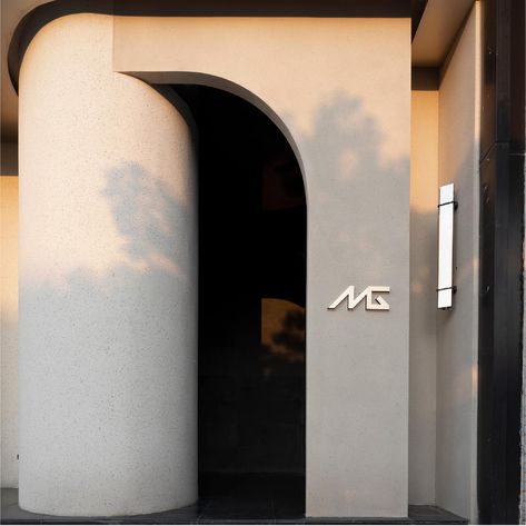 Shop Entrance Design, Cafe Facade Design, Small Stage Design, Curved Entrance, Shopfront Design, Interior Designer Aesthetic, Aesthetic Entrance, Aesthetic Door, Door Aesthetic