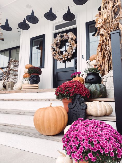 Fake Mums Front Porch, Front Porch Decorating Summer, Mums Porch Decor, Mums Flowers Front Porch Fall, Mums Halloween Decor, Front Porch Mums Fall Decorating, Front Porch Pumpkins Display, Faux Mums Front Porch, Mums Flowers Front Porch