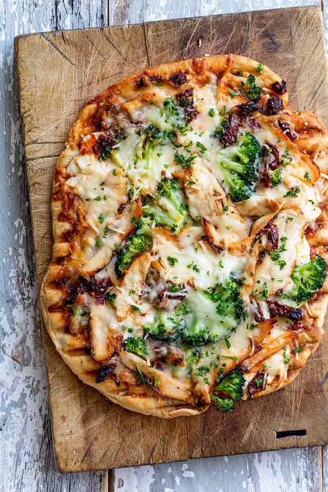 Chicken and Broccoli Grilled Pizza Sundried Tomato Pizza, Grilled Pizza Recipes, Dessert Gourmet, Pizza Lasagna, Tomato Pizza, Plats Healthy, Sundried Tomato, Grilled Pizza, Perfect Pizza