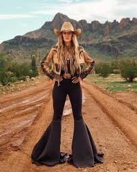 Country Outfits Women, Nfr Outfits, Rhinestone Outfit, Lainey Wilson, Best Country Singers, Girls Run The World, Cute Country Outfits, Country Fashion Women, Country Fashion