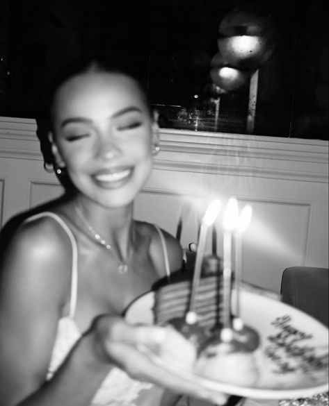 birthday pics 17 Doğum Günü, Fest Temaer, Flipagram Instagram, 21st Birthday Photoshoot, Cute Birthday Pictures, Cute Birthday Ideas, Shotting Photo, 사진 촬영 포즈, 23rd Birthday