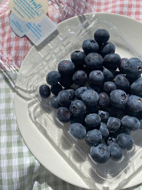 Blueberries Aesthetic, Blueberry Girl, Blue Fruits, Green Grapes, Food Is Fuel, Aesthetic Summer, Blue Berry Muffins, Pretty Food, Strawberry Shortcake