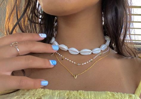 Seashells Necklace Aesthetic, Summer Shell Necklace, Beach Aesthetic Necklace, Aesthetic Summer Jewelry, Shell Jewelry Aesthetic, Aesthetic Assecories, Shell Necklace Outfit, Seashell Necklace Aesthetic, Shell Necklace Aesthetic