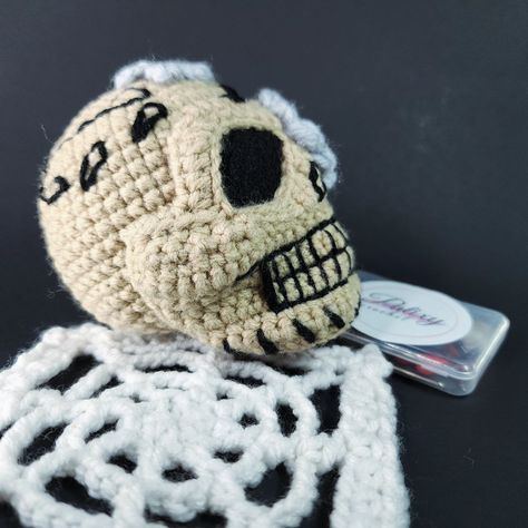 Para celebrar el día de los muertos! Estoy preparando estas calaveras 💀. Realmente no celebro este día, pero también es una tradición que por ser mexicana siempre ha estado presente y se me hace muy bonita! 🏵💀🌼🌸 #patixycrochet #diadelosmuertos #crochet #calavera #amigurumi #tejidos Dia De Muertos, Amigurumi, Halloween, Crochet