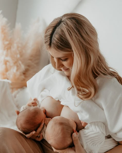 Breastfeeding Aesthetic, Nurturing Mother Aesthetic, Baby Breastfeeding Aesthetic, Baby Manifestation, Mom Breastfeeding Baby, Breastfeeding Photoshoot Ideas, Group Breastfeeding Photoshoot, Mom Breastfeeding Baby Aesthetic, Pregnant Mum And Daughter