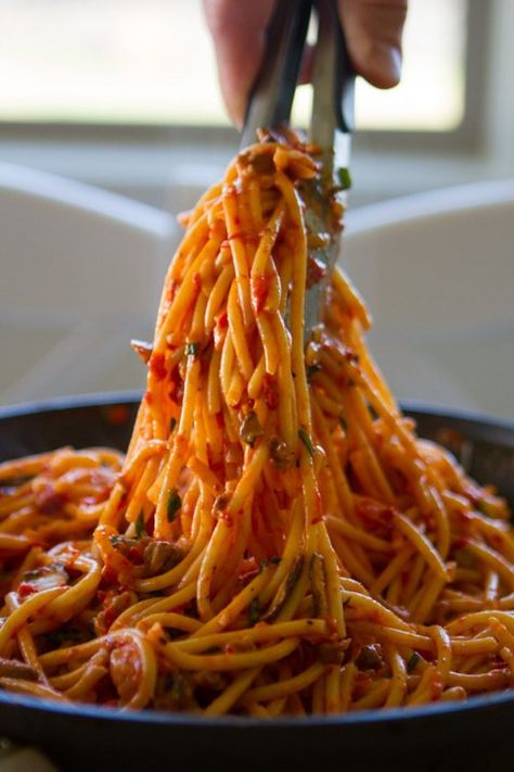 Creamy Sausage & Roasted Red Pepper Pasta....an easy and addictive 30 minute… Take Initiative, Roasted Red Pepper Pasta, Red Pepper Pasta, Italian Sausage Pasta, Pepper Pasta, Sweet Italian Sausage, Cooking Advice, Fiber Rich Foods, Roasted Red Pepper