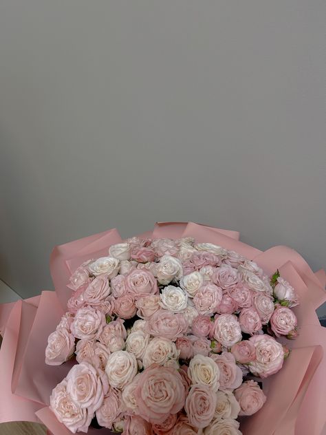 Buqet Flowers Aesthetic Roses, White And Pink Roses Aesthetic, Light Pink Bedding, 100 Pink Roses Bouquet, Big Pink Roses Bouquet, Big Bouquet Of Roses Aesthetic, Light Pink Roses Aesthetic Bouquet, Roses For Her, Luxury Bouquet