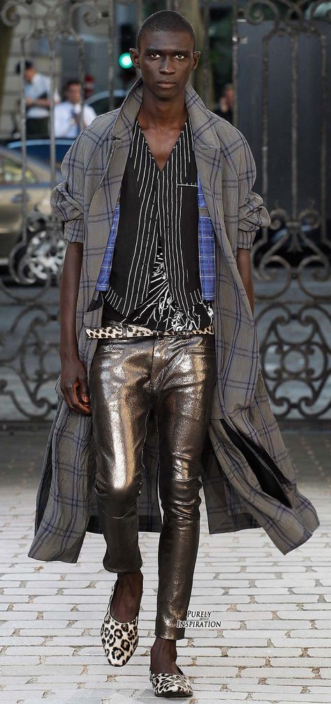 Haider Ackermann SS2016 Men's Fashion RTW | Purely Inspiration Haider Ackermann Menswear, Paris Mens Fashion, Menswear Trends, Mode Tips, 2016 Menswear, Gay Fashion, Stage Outfit, Haider Ackermann, Mens Fashion Week