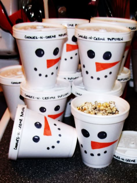 cookies n cream popcorn Christmas Snacks Gifts, Snowman Hot Chocolate, Christmas Bazaar Ideas, Hot Chocolate Treats, 50th Birthday Centerpieces, Winter Onederland Birthday Party, White Chocolate Candy, Onederland Birthday Party, Christmas Crafty