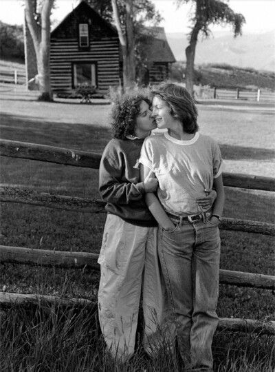 Cultural Clothing, Vintage Lesbian, Woman Loving Woman, Vintage Couples, Photographie Portrait Inspiration, Lesbian Art, Documentary Photographers, First Photograph, Old Love