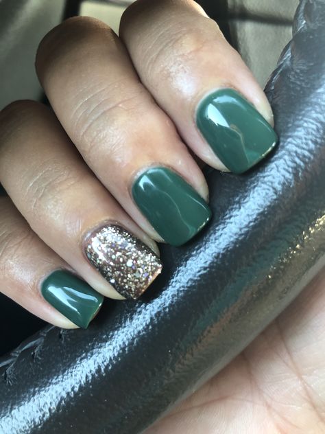 Green Nail Christmas Designs, Dark Green Sns Nails, Bridesmaid Nails Emerald Green, Christmas Green Nails Short, Dip Powder Nails For December, Dark Green Christmas Nails Short, Green And Gold Dip Nails, Nails To Go With Dark Green Dress, Holiday Nails Green And Gold