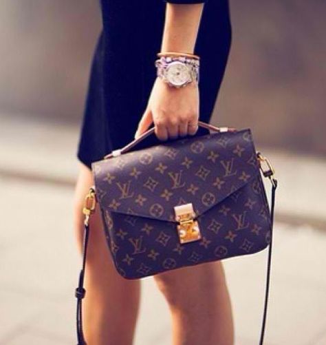 Come scegliere la borsa perfetta Pochette Louis Vuitton, Louis Vuitton Pochette Metis, Lv Pochette, Roshe Run, Fashion Tote Bag, Lv Handbags, Louis Vuitton Pochette, Cute Purses, Nike Lebron