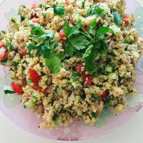 En simpel og lækker couscous salat med masser af smag og friskhed! En let salat der kan serveres til mange retter og passer perfekt til sommergrill i haven. Couscous Salat, Couscous, Vegan Food, Easy Healthy Recipes, Fried Rice, Cobb Salad, Side Dishes, Vegan Recipes, Rice