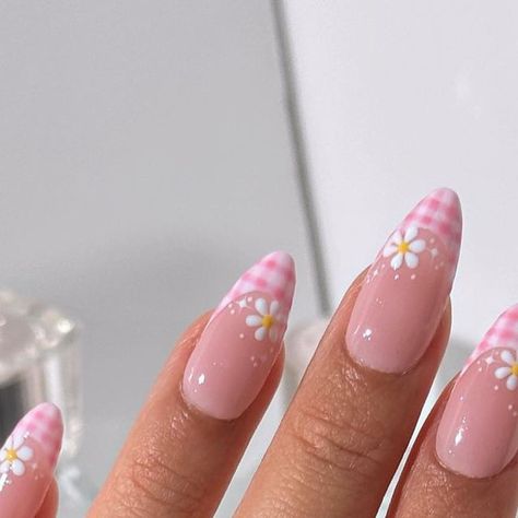 Pink Daisy Nail Art, Picnic Nail Art, Nail Design Flower, Flower Almond Nails, Picnic Nails, Summer Spring Nails, Cut Dog Nails, Cute Almond Nails, Pink Picnic