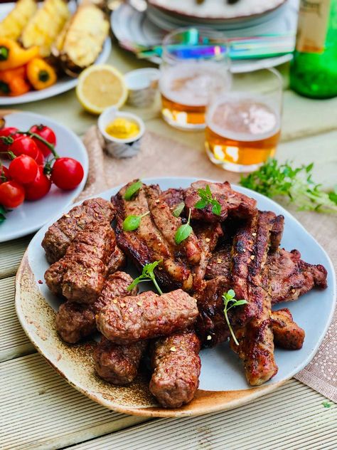 Homemade mici - romanian garlicky meat open sausages Romanian Sausage, Bbq Sausages, Romanian Dishes, Roman Recipes, Romanian Cuisine, Sausage Dinner, Skewer Recipes, European Recipes, Homemade Sausage