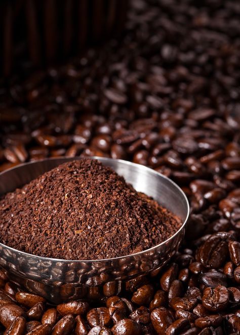 10 Ingenious Uses for Coffee Grounds - Don't throw away your coffee grounds! You can use them again with these 10 ingenious uses for coffee grounds around the house! Uses For Coffee Grounds, Have Inspiration, Garden Guide, Unique Gardens, Veggie Garden, Coffee Grounds, Lawn And Garden, Dream Garden, Garden And Yard