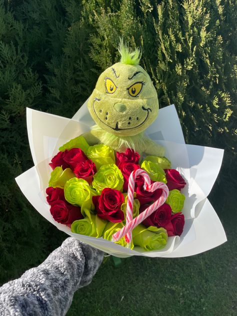 grinch bouquet with red and green colored roses a candy cane shaped in a heart on top and a grinch plush Grinch Flower Bouquet, Christmas Flower Bouquet Ideas, Christmas Ramo, Grinch Bouquet, Winter Bouquets, Grinch Party, Christmas Bouquet, Flower Bouquet Diy, Winter Bouquet