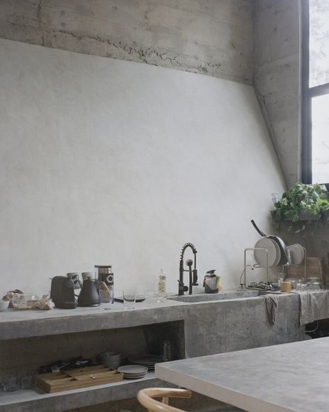 ludwig godefroy perches mysterious monolithic residence in lush mexican forest Brutalist Kitchen, Ludwig Godefroy, Rory Gardiner, Concrete Cabin, Board Formed Concrete, Cabin Aesthetic, Romantic Cabin, Interior Staircase, Forest Cabin