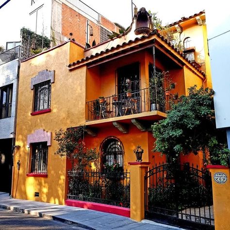 Million Dollar Houses, Houses In Mexico, Townhouse Exterior, Home Styles Exterior, Apartment Exterior, Narrow Lot House, Mexico House, Mexico Hotels, House Design Pictures