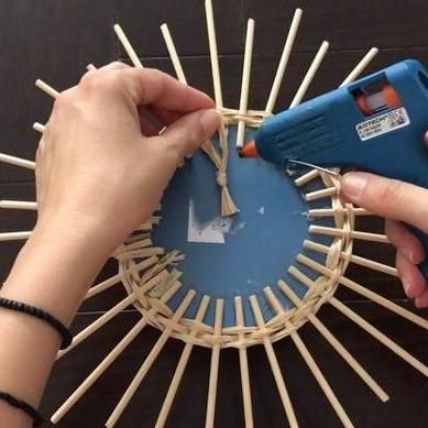 Diy Wicker Mirror Frame, Boho Mirrors Diy, Rattan Craft Diy, Rattan Mirror Diy, Round Boho Mirror, Boho Mirror Diy, Diy Homewares, Build A Shoe Rack, Diy Mirrors