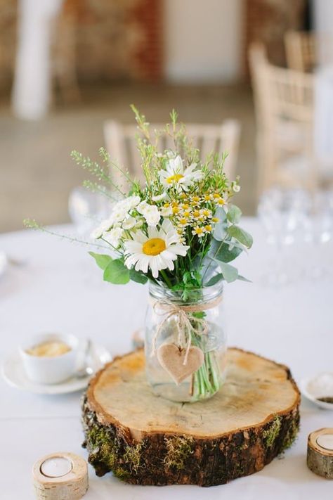 Daisy Wedding Centerpieces, Rustic Wedding Table Decor, Simple Wedding Flowers, Rustic Wedding Decorations, Deco Champetre, Daisy Wedding, Rustic Wedding Table, בר מצווה, Rustic Wedding Centerpieces