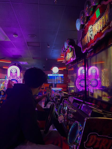 Arcade Dates Aesthetic, Arcade Date Couple, Arcade Couple Aesthetic, Old Arcade Aesthetic, Arcade Photo Ideas, Couples Arcade, Arcade Aesthetic Friends, Arcade Date Aesthetic, Arcade With Friends