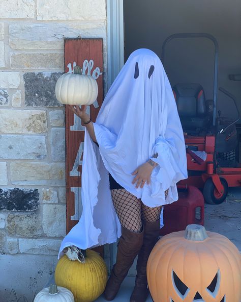 Easy Halloween ghost costume Female Ghost Costume, Ghost Costume Women Diy, Funny Ghost Costume With Glasses, Stylish Ghost Costume, Sheet Ghost Costume Aesthetic, Women’s Ghost Costume Ideas, Ghost Costume Women, Ghost Halloween Costume, Sheet Ghost