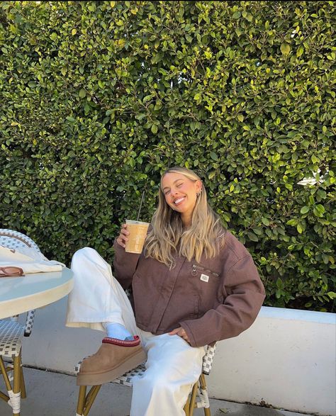 Brit Harvey, Platform Uggs, Cozy Weather, Baggy Outfit Ideas, Coffee Date Outfits, Uggs Outfit, Winter Outfit Inspiration, Winter Fits, Date Outfits