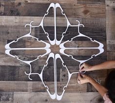 DIY Plastic Hanger Snowflake - The Shabby Tree Plastic Hanger Star, Plastic Coat Hanger Angels, White Hanger Snowflake, Plastic Hanger Snowflake, Plastic Hanger Crafts, Clothes Hanger Crafts, Coat Hanger Snowflake, Hanger Snowflakes, Snowflake Wreaths