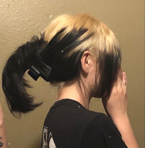 ghost roots Dark Hair With Blonde Roots, Bleach Roots Black Hair, Bleach Patterns Hair, Grown Out Black Hair Dye, Black Hair Bleached Tips, Blonde Ghost Roots Black Hair, White Roots Black Hair, Ghost Roots Short Hair, Hair Color Ideas Y2k