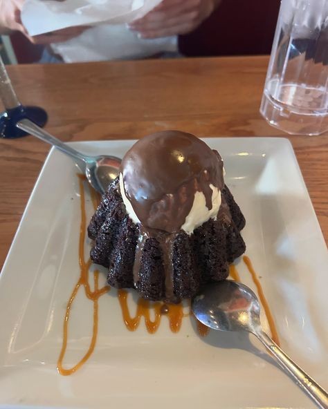 summer 24’ Chilis Restaurant, Ice Cream Bites, Molten Lava Cakes, Chocolate Lava Cake, Lava Cake, Healthy Desserts Easy, Japanese Dessert, Lava Cakes, Dessert Food