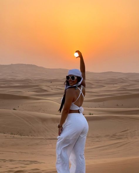 Sand Dunes Outfit Casual, Safari In Dubai, Desert Look Dubai, Sand Dunes Outfit Riding, Outfits For The Desert, Glamis Sand Dunes Riding Outfit, Camel Riding Outfit, Dessert Safari Outfit, Safari Dubai Outfit