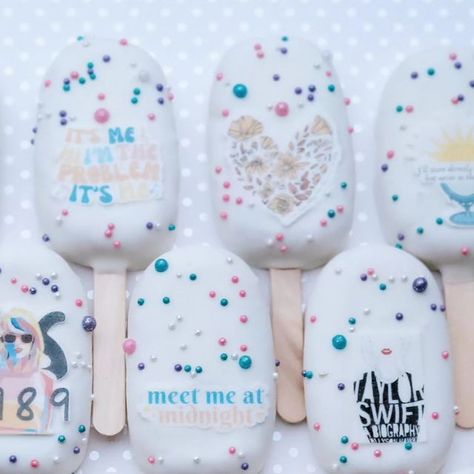 Sugar and Spice on Instagram: "Calling all Swifties!!!! We have Taylor Swift theme cakesicles, and these are perfectly BEJEWELED with shimmery sprinkles! Stay tuned for the Eras theme coming soon!  . . . . . . #cakesicles #cakepops #taylorswift #taylorswiftparty #taylorswifttheme #taylorswifttreats #swifties #birthdaytreats #partytreats #customtreats #customorder #smallbusiness #highwoodillinois #northshorechicago  Edible images - @sweetsbykash21" Taylor Swift Cakesicles, Taylor Swift Cake Pops, Taylor Swift Cake, Swift Party, Taylor Swif, Taylor Swift Party, Taylor Swift Birthday, Edible Images, Birthday Treats