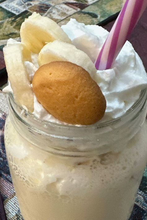 Banana Pudding Milkshake Whataburger Banana Pudding Shake, Chick Fil A Banana Pudding Milkshake, Pudding Milkshake, Banana Pudding Milkshake, Lite Snacks, Banana Cream Pudding, Float Recipes, Vanilla Frozen Yogurt, 5 Ingredient Dinners