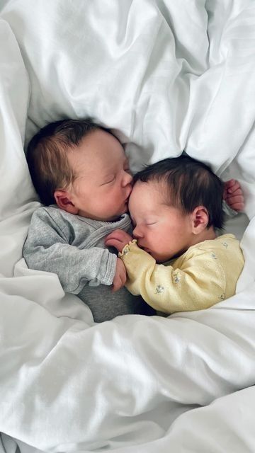 Cute Babies Pictures, Twin Babies Aesthetic, Twin Babies Boy And Girl, Newborn Twins Boy And Girl, Twins With Mom, Mom And Twins, Twin Baby Boy And Girl, Twin Aesthetic, Babies Aesthetic