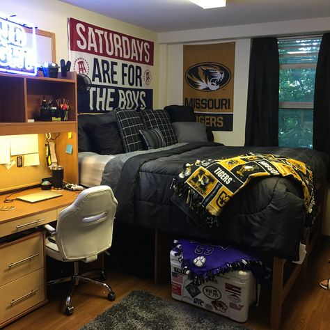 Single Double Dorm Room Ideas, Single Dorm Room Ideas For Guys, Single Room Decoration Ideas For Men, College Guy Room Ideas, Dorm Decorations For Guys, Uni Room Ideas Uk Men, Single Room Ideas Men, Single Room Design For Men, Dorms For Guys