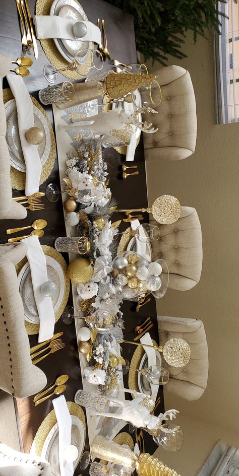 Silver And Gold Event Decor, Cream And Gold Christmas Table, Gold And White Christmas Table Decor, White And Gold Christmas Tablescape, Glam Christmas Tablescape, White And Gold Christmas Party, White And Gold Christmas Table, Gold Christmas Table Decor, Christmas Table Set Up