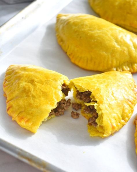 Jamaican Beef Patties - Herbs & Flour Meat Patty Recipe, Aloo Pie, Jamaican Patties, Beef Patties Recipes, Jamaican Beef Patties, Jamaican Patty, Curry Food, Spaghetti With Ground Beef, Patty Recipe