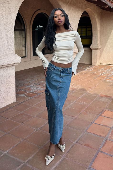 Cargo Maxi Denim Skirt, Jean Cargo Skirt Outfit, Skirt And Ankle Boots Outfit, Jean Maxi Skirt Outfit, Maxi Jean Skirt Outfits, Skirt Outfits Dressy, Maxi Denim Skirt Outfit, Long Jean Skirt Outfits, Jean Skirt Outfit