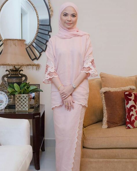 Kurung Moden Songket, Baju Kurung Simple Modern, Kurung Moden Design Lace, Lace Kurung Modern, Lace Baju Kurung Modern Design, Bridesmaid Baju Kurung Ideas, Kurung Moden Design 2022, Baju Kurung Moden Style Simple, Shantung Silk Kurung