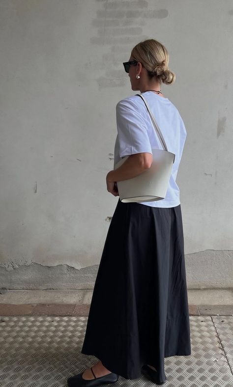 Linen Midi Skirt Outfit, Black Linen Skirt Outfit, Linen Skirt Outfit, Black Linen Skirt, Linen Midi Skirt, Midi Skirt Outfit, Mum Fashion, Minimal Outfit, Chill Outfits