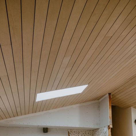 Diy Wood Ceiling, Slatted Ceiling, Slat Ceiling, Insta Video, Popcorn Ceiling, Wood Ceiling, Tray Ceiling, Diy Home Projects, Wood Ceilings